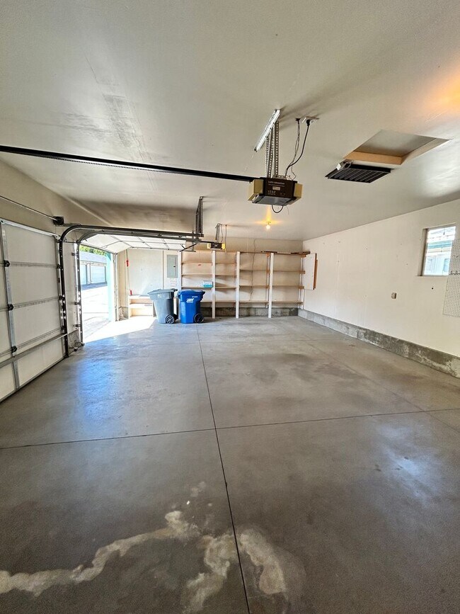 Building Photo - Spacious Duplex with 3-Car Garage & Private Patio!