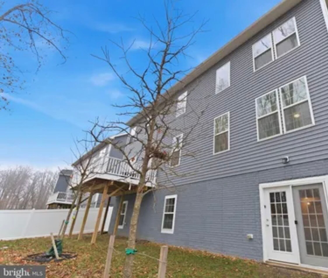 Building Photo - 10910 Meridian Hill Way