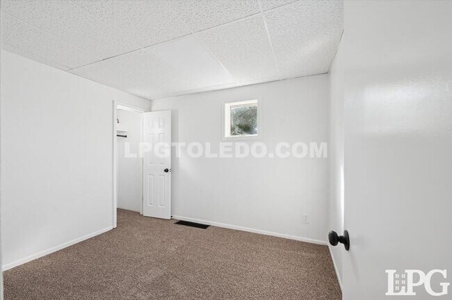 Building Photo - 4013 Caroline Ave