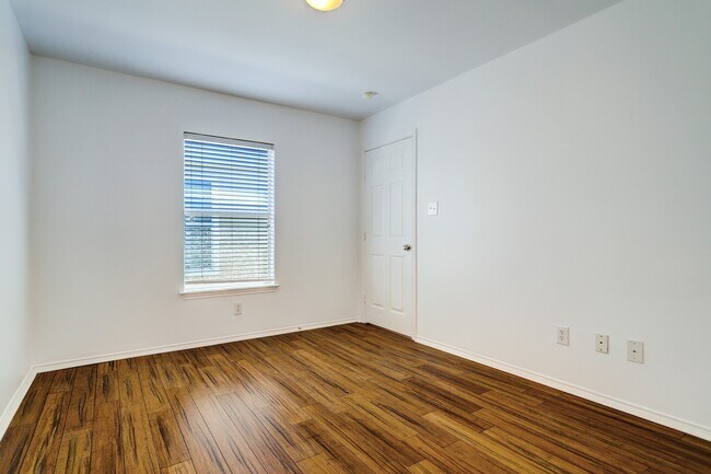 Building Photo - 1702 Redwing Cove Dr