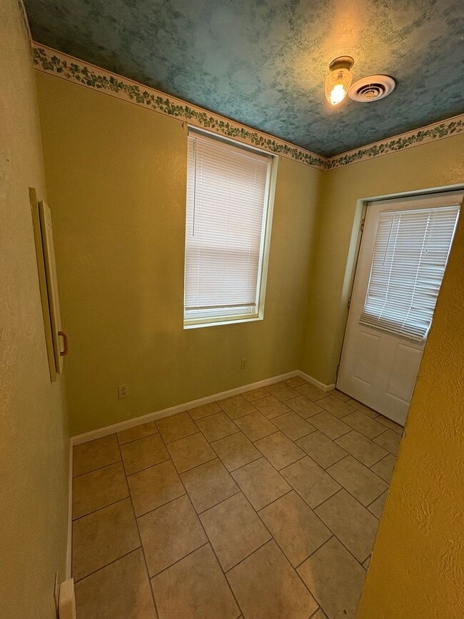 Building Photo - 933 S 4th St