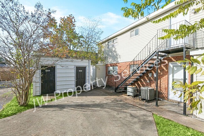 Building Photo - 2203-2203 Octavia Dr