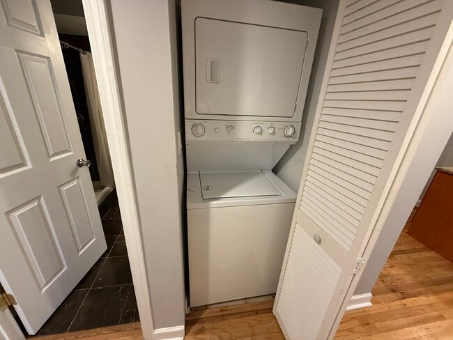 Building Photo - 6954 N Greenview Ave