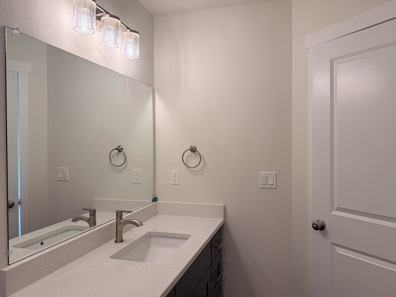 Building Photo - 507 NW Hillcrest Dr