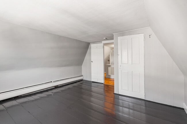 Building Photo - 8 Carlton St