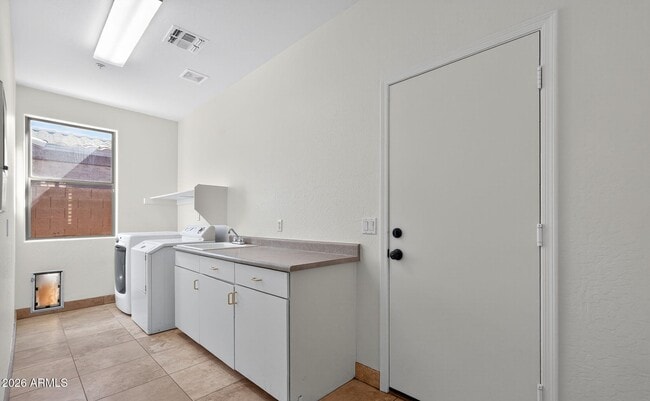Building Photo - 7742 E Los Gatos Dr