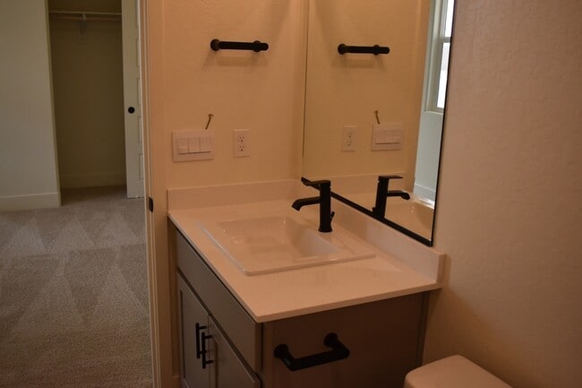 Building Photo - 682 Stephanie Dr