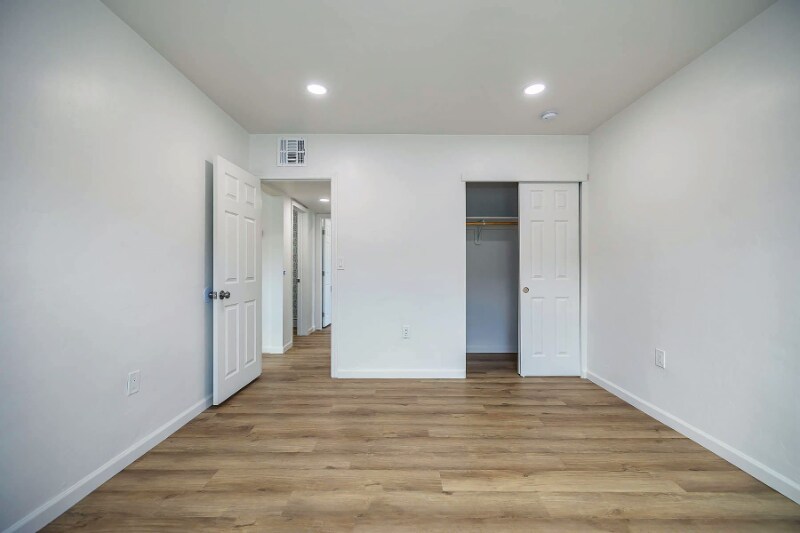 Building Photo - 948 E Waverly St