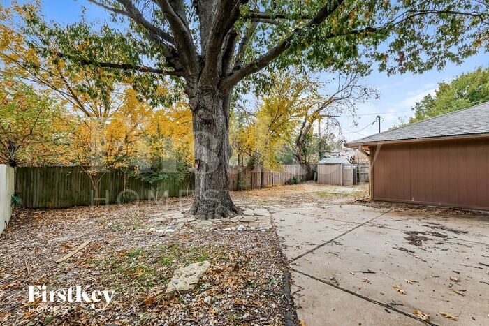 Building Photo - 2012 Garden Oaks Dr