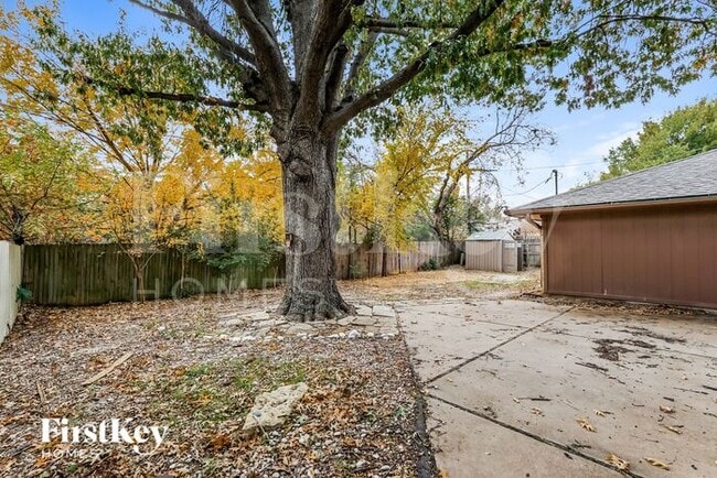 Building Photo - 2012 Garden Oaks Dr