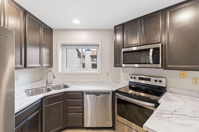 Building Photo - Conveniently Located Townhome with Garage ...