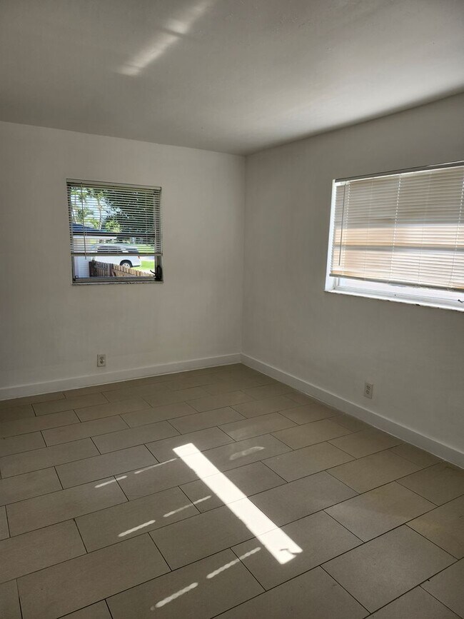 Building Photo - CUTE AS A BUTTON DUPLEX FOR ANNUAL RENT!  ...