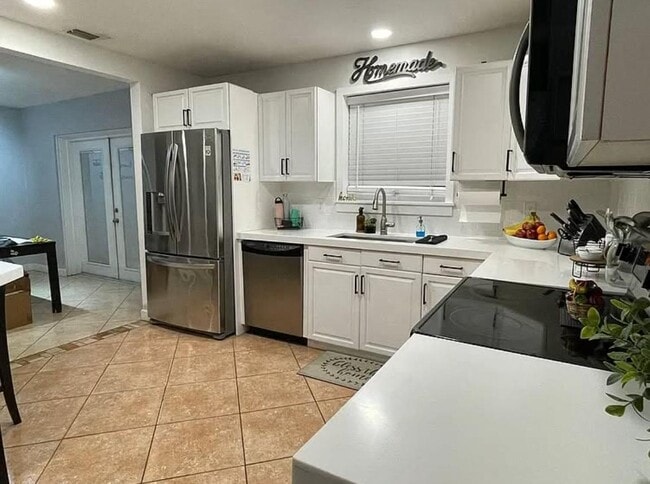 Building Photo - 6500 SW 4th St