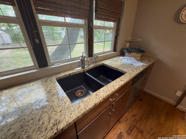 Building Photo - 11022 Dreamland Dr