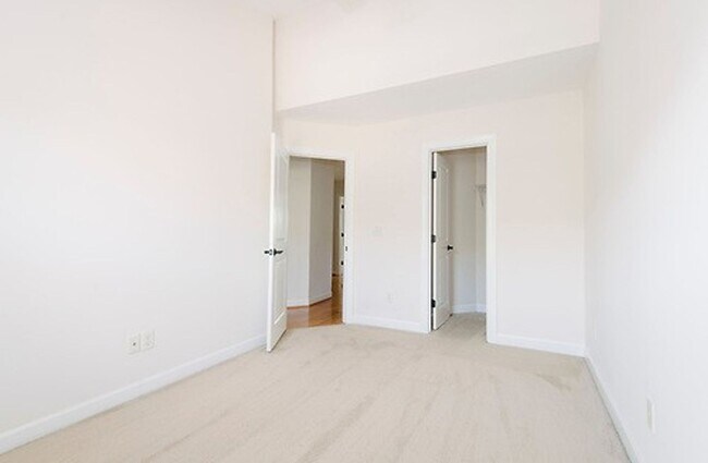 Building Photo - Gorgeous 3 Bedroom 2.5 Bathroom Townhome- Located in Stone Creek Village, Cary! Available August ...