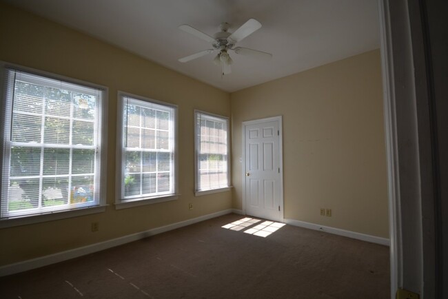 Building Photo - Cute As A Button - Available July 5, 2024