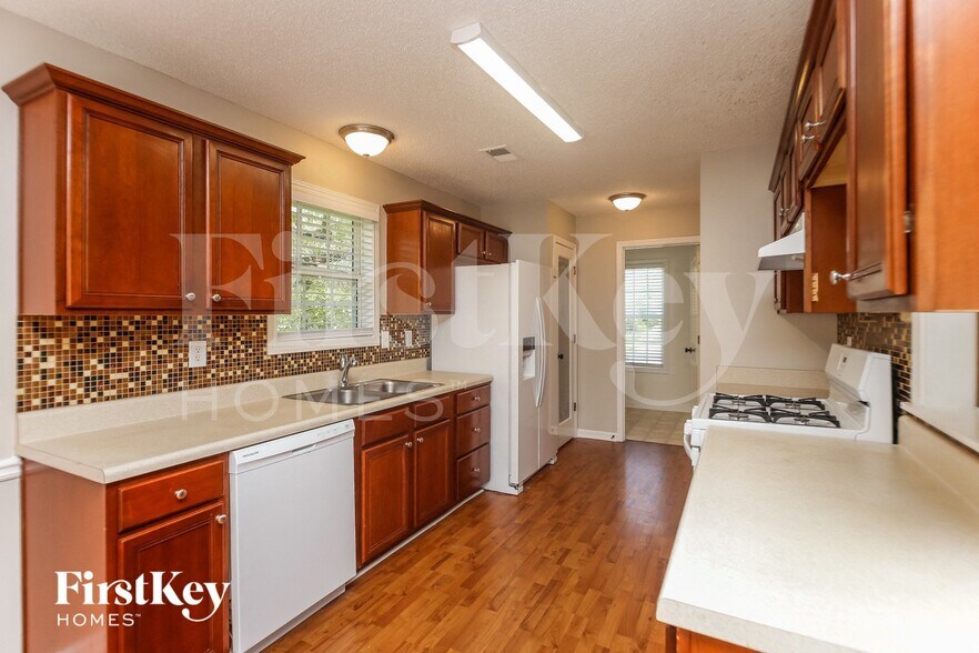 Building Photo - 136 Four Oaks Dr