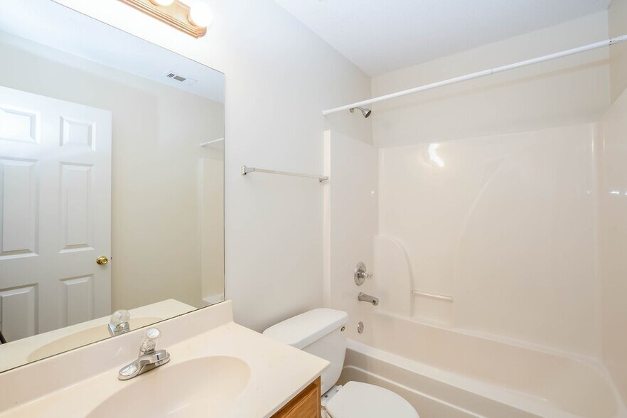 Building Photo - 5787 Reed Bend Cove