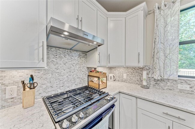 Building Photo - 17002 Hampton Falls Terrace