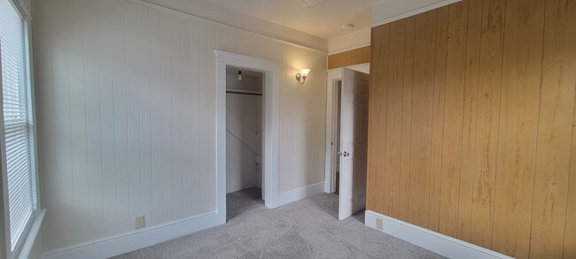 Building Photo - Downstairs unit @1034 NE Davis St - Lowered Price!