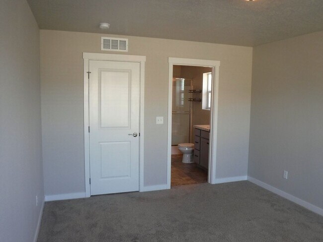 Building Photo - Bright and spacious 3 bed, 2 bath home jus...