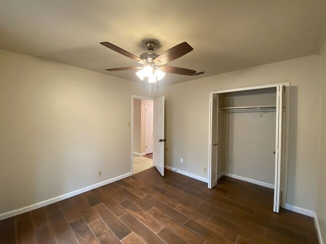 Building Photo - WHISPERING OAKS RARE FIND 3 BD/2 BA AVAILABLE APRIL 7TH!