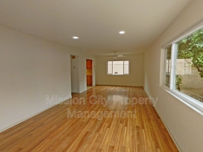 Building Photo - 916 San Andres St