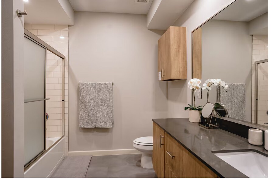 Building Photo - 600 E Dallas Ave