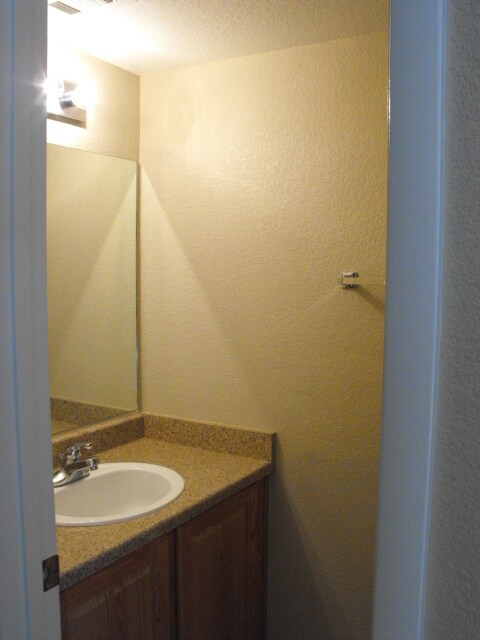 Building Photo - Spacious Henderson townhouse featuring   3 bedrooms PLUS 2 car garage.