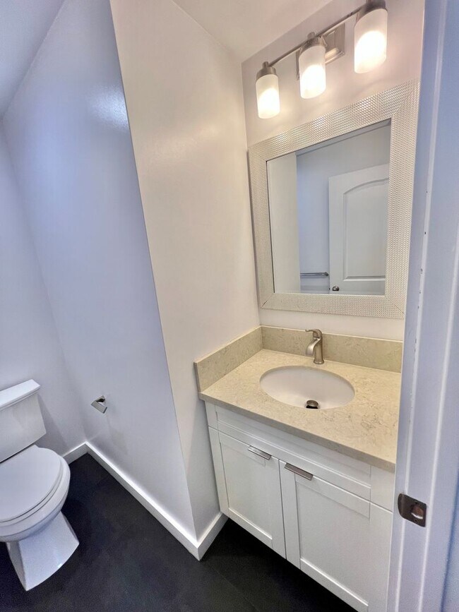Building Photo - Bright and Breezy Manoa Living. Spacious 3...