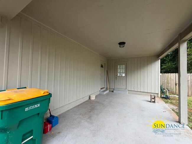 Building Photo - Great 3 Bedroom Home in Fort Walton Beach with Solar Panels-Near Hurlburt Field!