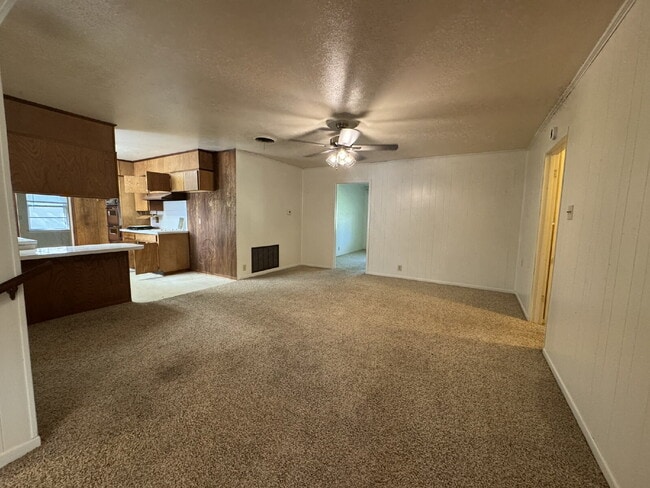 Building Photo - 3 bedroom 2 bath over 2000 sq ft, one bloc...