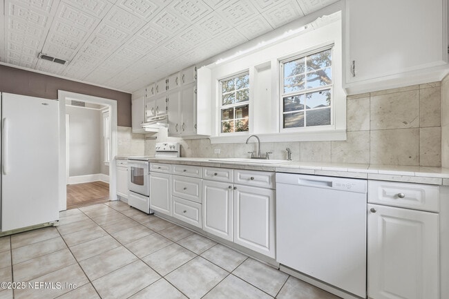 Building Photo - 1047 Cherry St