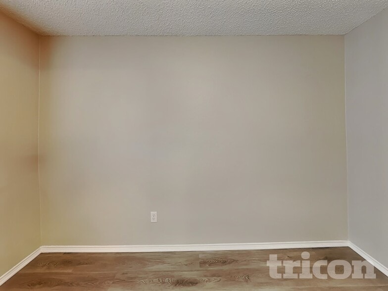 Building Photo - 327 Moss Hill Dr