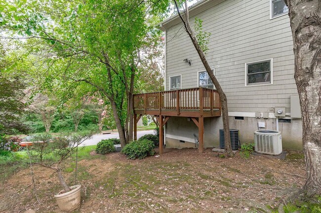 Building Photo - Location meets effortless living in this beautiful END UNIT townhome