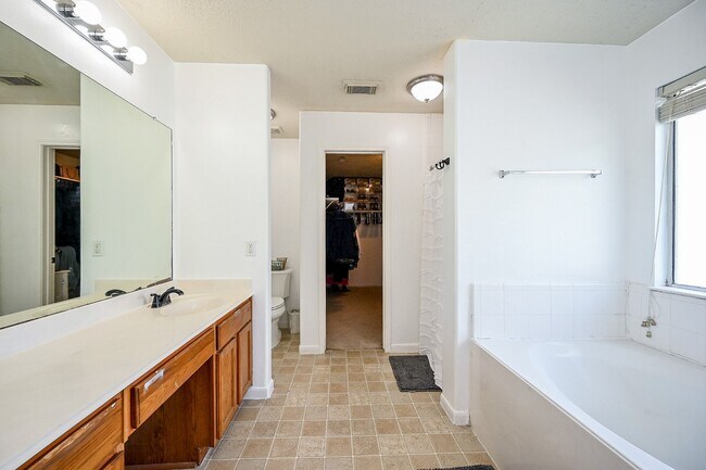 Building Photo - 2534 Halstead Dr