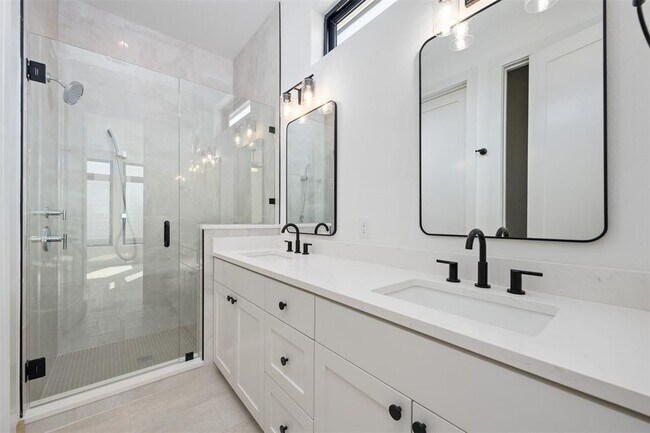 Building Photo - 4010 Valley View Rd