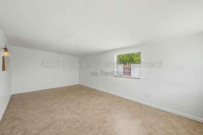 Building Photo - 2104 N Comanche Dr