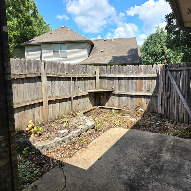Building Photo - 2 Bed / 2 Bath / 2-Car Garage Duplex in a Great Nixa Neighborhood!