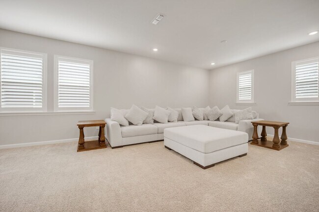 Building Photo - Spacious 5-Bedroom Home with Modern Upgrad...