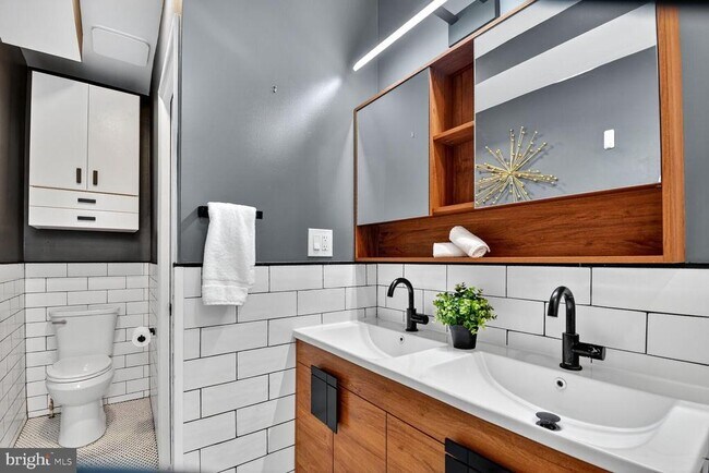 Building Photo - 1027 6th St NE