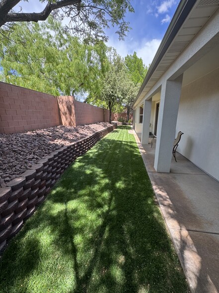 Building Photo - 1097 N Berkshire Dr