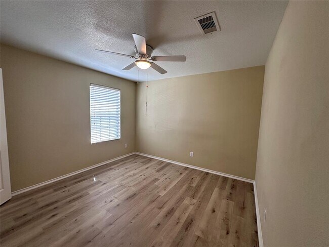 Building Photo - 5807 Camelia Evergreen Ln