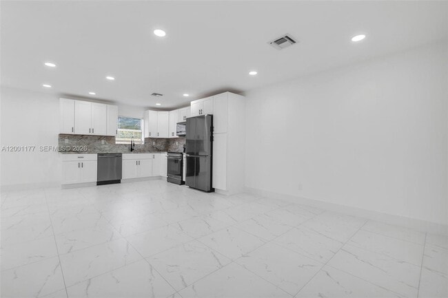 Building Photo - 810 SW 14th Ct