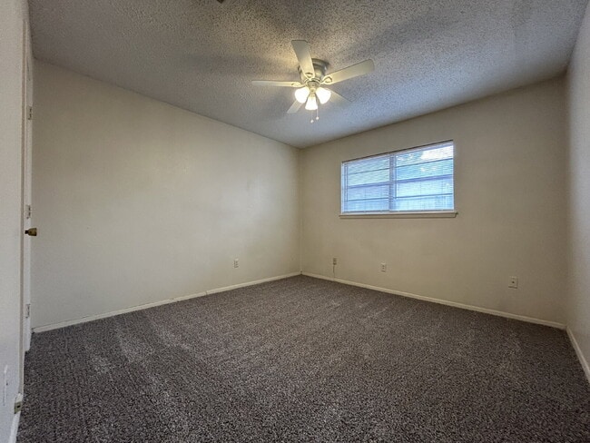 Building Photo - Lovely  2Bed/2Bath Duplex!