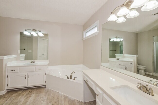 Building Photo - 2827 Fletcher View Dr