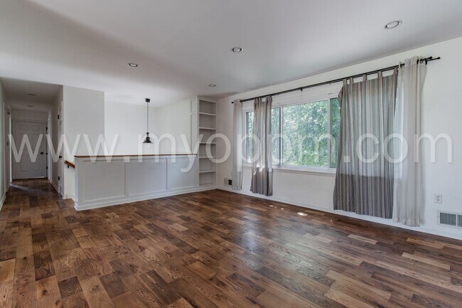 Building Photo - Stunning 3 Bedroom / 2.5 Bathroom | S. 48t...
