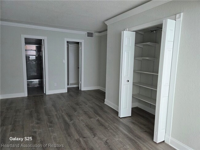 Building Photo - 2131 Lakeview Dr