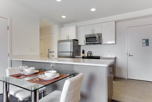 Building Photo - 300 Kendall St