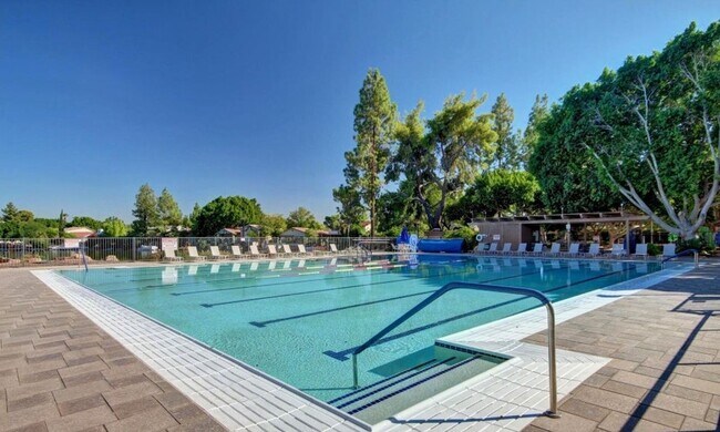 Building Photo - RUNAWAY POINT AT THE LAKES TEMPE